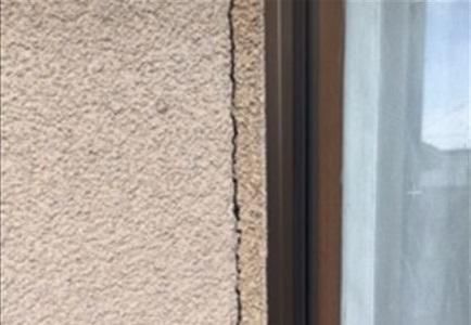 壁のひび割れ