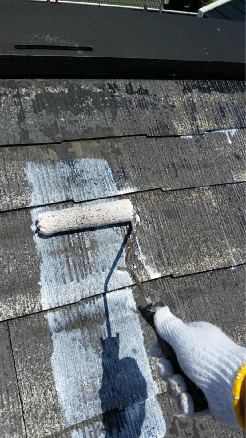 屋根の下塗りになります。  屋根の下塗りには、浸透性の屋根用エポキシ系のシーラーを使用し施工いたしました。
