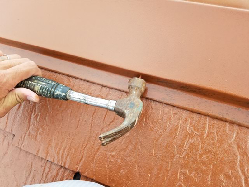 屋根の棟板金の釘打ちになります。  棟板金を押さえている釘は熱の伸び縮みや風で抜けてきてしまいます。抜けてしまうと強い風で板金が剥がれてしまう危険がありますので、金槌等で打ち直しコーキングで押さえます。