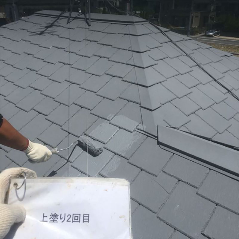 屋根の上塗りになります。  ガイナは適切な塗料の厚みが大切になりますので、厚みを意識しながら施工いたしました。