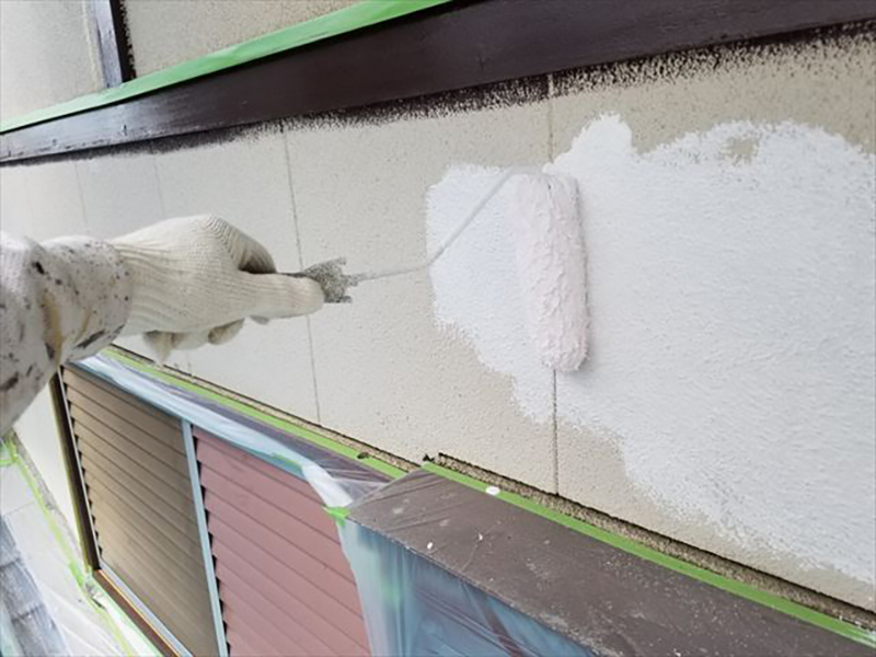 モルタル外壁の補修が終わりましたら塗装作業に入ります。     こちらは外壁塗装の下塗り作業です。  下塗りは下地材によって材料を変えます。調査の際に適切な下塗りを選んでご提案をしています。     ！ポイント！  下塗りは隠れてしまう部分なので、手を抜かずしっかり施工しているかが、重要です。  街の外壁塗装やさん つくば土浦店では、上塗りと同じように仕上げるつもりで、職人が手塗りをしております。