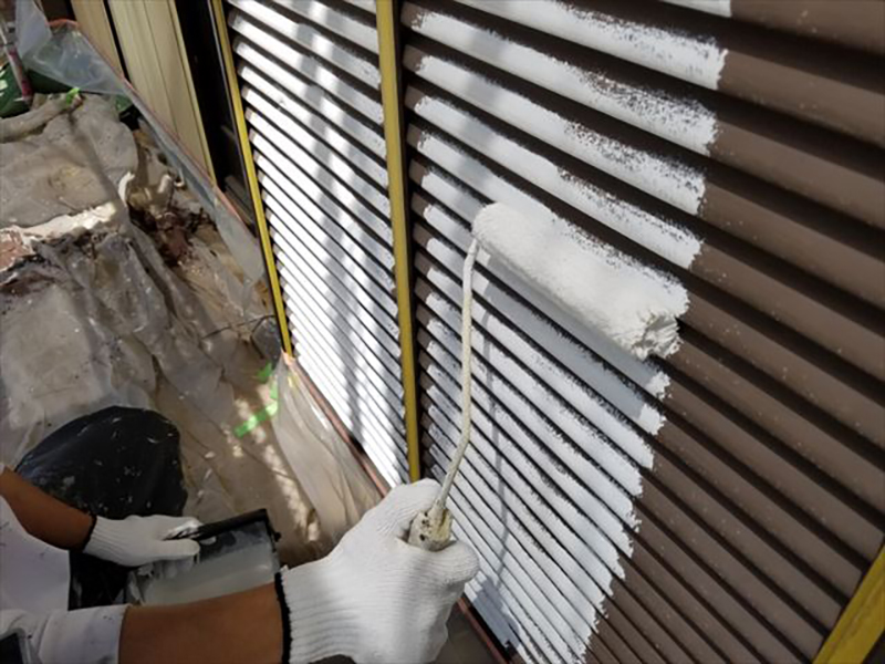 雨戸の下塗りになります。  ケレン後下塗りには、エポキシ系のサビ止めを施工いたしました。鉄部には必ず塗膜がサビ下地にサビないように守ってくれるためサビ止めを塗装していきます。
