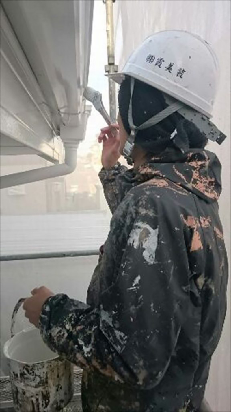 雨樋上塗り１回目！  雨樋も破風板と同様溶剤で塗って行きます。  塗っている最中は匂いが強いですが乾燥すると匂いは無くなります。