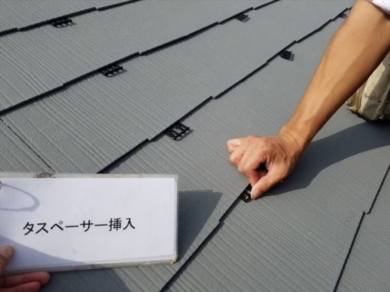屋根のタスペーサー取付の様子です。  タスペーサーは、コロニアル屋根では、絶対に必要な部材になります。コロニアルの重ね目に入れてあげることにより毛細管現象を防いでくれます。