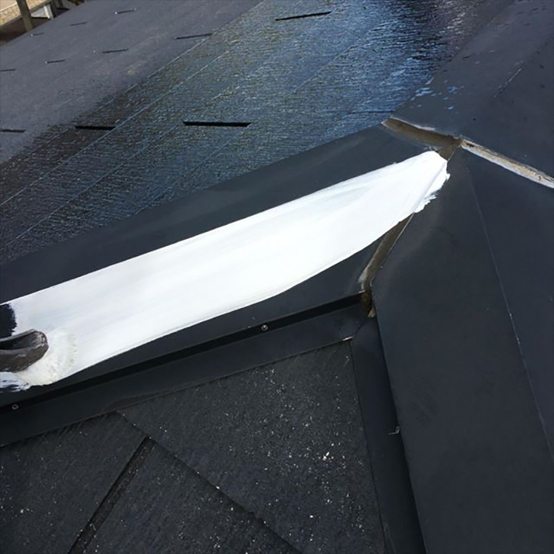屋根板金部分の下塗りになります。  こちらは、鉄になるので、サビ止めを塗って行きます。