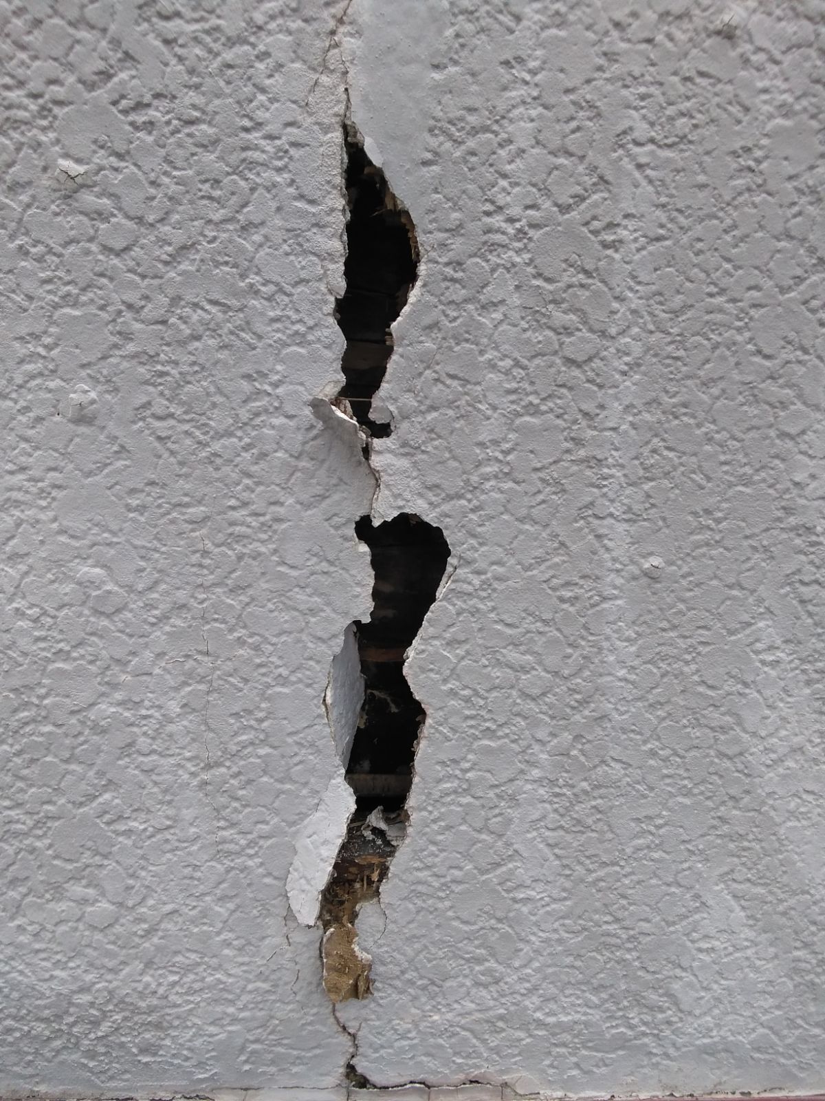 石岡市で築40年の一戸建て補修！大きく穴が空いたモルタル外壁の補修！