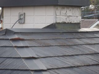 小美玉市で煙突のついたスレート屋根塗装。煙突のサイディングを防水性の高い板金に。遮熱塗装もおこないました